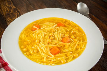 Sopa de garbanzos con fideos