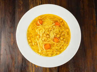 Sopa de garbanzos con fideos