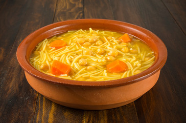 Sopa de garbanzos con fideos