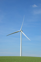Fototapeta premium Eolienne près de Reims, France - Wind turbine near Reims in Champagne, France