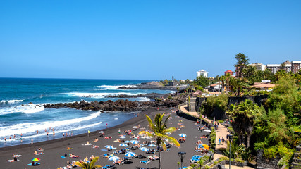 Der Strand &bdquo;Playa Jardin&ldquo;, ein schwarzer Sandstrand, liegt im Norden von Teneriffa in Puerto de la Cruz.