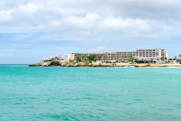 Obraz na płótnie Canvas Hotel/ Apartment building on cliff side of tropical Caribbean island