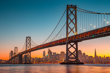 Skyline de San Francisco avec le pont de la baie d& 39 Oakland au coucher du soleil, Californie, États-Unis