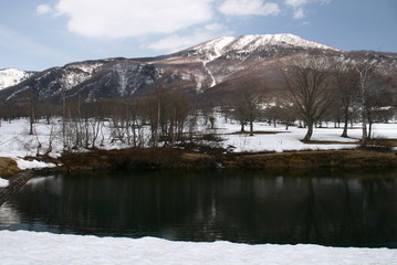 笹ヶ峰高原　残雪の早春 清水ヶ池と妙高山