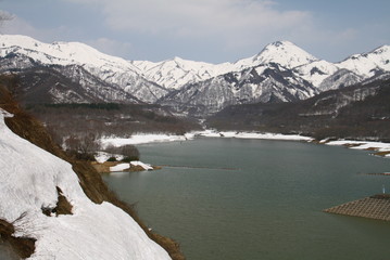 笹ヶ峰高原　残雪の早春　乙見湖越しの火打山、焼山
