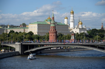 Obraz premium View of the Moscow Kremlin and the Big Stone bridge