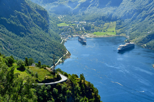 travel by ferry in geiranger norway