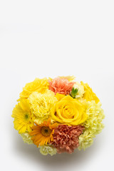 黄色い花の母の日アレンジメント