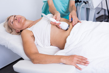 Obraz na płótnie Canvas Woman receiving cryoliposuction