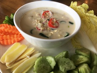 crab dip with coconut milk and vegetables