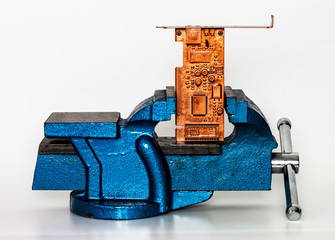 Kupferplatine im Schraubstock