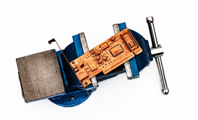 Kupferplatine im Schraubstock