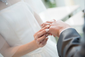 Obraz na płótnie Canvas 写真素材: 指輪交換　結婚式　ウェディング　ブライダル　挙式　チャペル