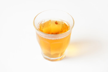 グラスに入った冷たいお茶