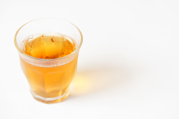 グラスに入った冷たいお茶