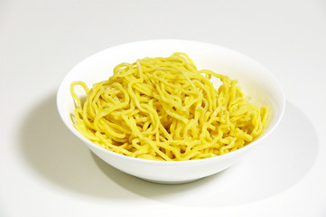 白い皿に入ったラーメンの麺