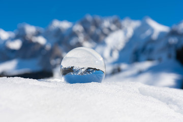 Winterliche Berge in der Glaskugel