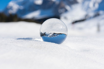 Winterliche Berge in der Glaskugel