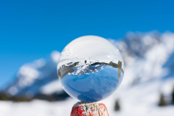 Winterliche Berge in der Glaskugel