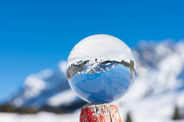 Winterliche Berge in der Glaskugel