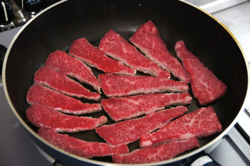 フライパンで焼き肉を焼く