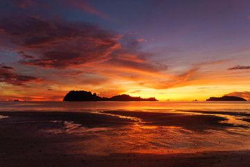 Fototapeta premium Beautiful sky sunrise landscape over the sea in the morning