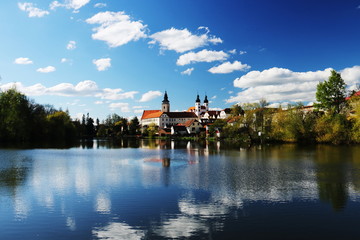Fototapeta na wymiar チェコ　テルチ 池と教会,城のある風景