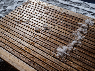 neige sur une table à Saint Nicolas de Véroce dans le Massif du Mont Blanc en France