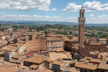 Fototapeta premium Panoramic view of Siena city with Piazza del Campo and the Torre del Mangia