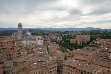 Obraz premium Panoramiczny widok na miasto Siena z zabytkowymi budynkami i ulicami