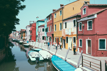 Obraz na płótnie Canvas Panoramic view of coloured homes and water canal with boats in Burano