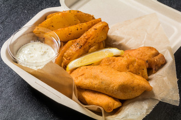 フィッシュアンドチップス typical British fish and chips