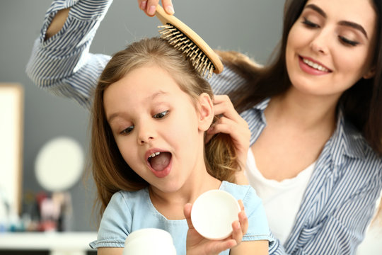 Chải tóc cho bé thường xuyên đem đến nhiều lợi ích bất ngờ mà ít mẹ biết
