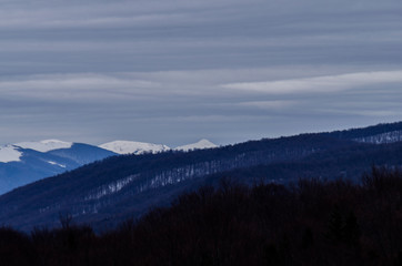 Fototapeta na wymiar Zimowa panorama połonin 