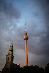 Fototapeta na wymiar Fernsehturm mit Wolken
