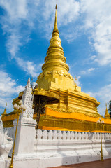 Naklejka premium Great golden stupa