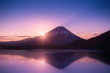 Papier Peint photo autocollant Mont Fuji Mt.Fuji et réflexion au lac Motosu le matin de l& 39 hiver