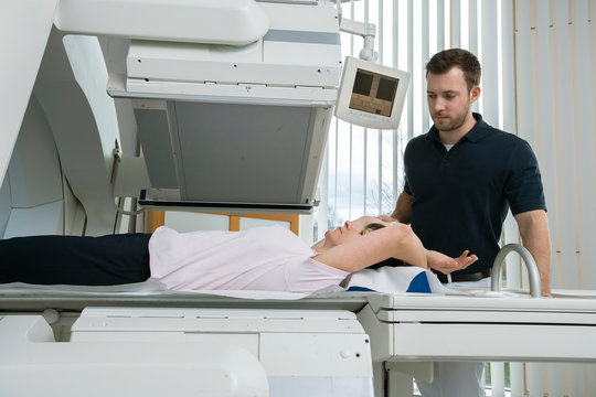 Bildgebende Untersuchungsmethode mit Gammakamera in der Radiologie, Patientin auf Untersuchungstisch 
