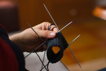 skarpetka robiona na drutach ręczna praca matki dla dziecka