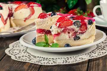 Cheesecake with strawberries, blueberry and jelly