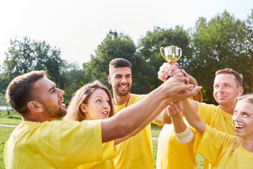 Erfolgreiche Mannschaft mit Pokal freut sich