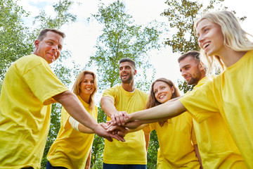 Team macht eine Übung zur Stärkung von Teamgeist