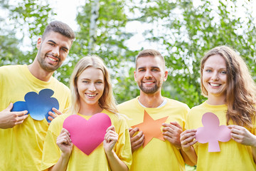 Junge Studenten in einem kreativen Workshop