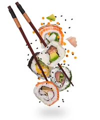Foto op Plexiglas Sushi bar Stukken heerlijke Japanse sushi bevroren in de lucht. Geïsoleerd op witte achtergrond