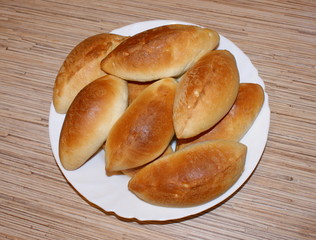 Вкусные домашние пирожки на белой тарелке