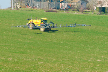 &Eacute;PANDAGE DANS UN CHAMP