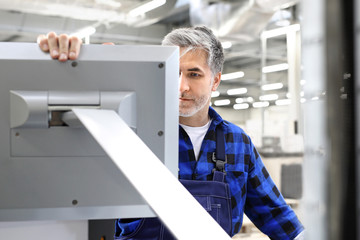Drukarnia offsetowa. Obsługa maszyny drukarskiej. Drukarz obsługuje panel sterujący ,nadzoruje proces druku - obrazy, fototapety, plakaty