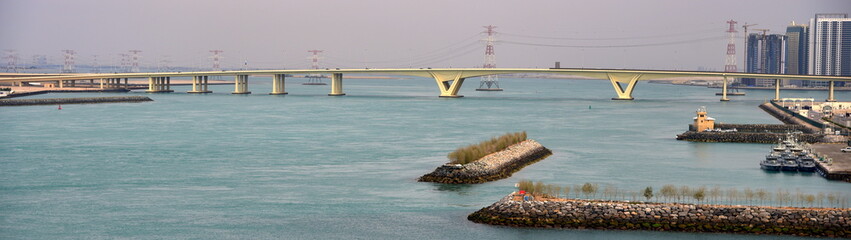 Lange Saadiyat Brücke in Abu Dhabi
