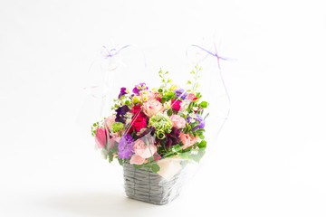 白背景のコピースペースのある沢山の色々なフラワーアレンジメント