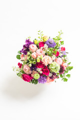 白背景のコピースペースのある沢山の色々なフラワーアレンジメント